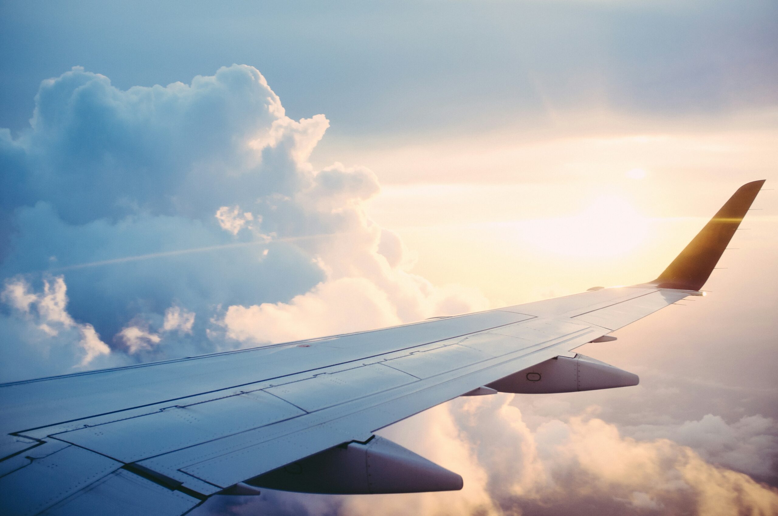 空から見た飛行機と雲