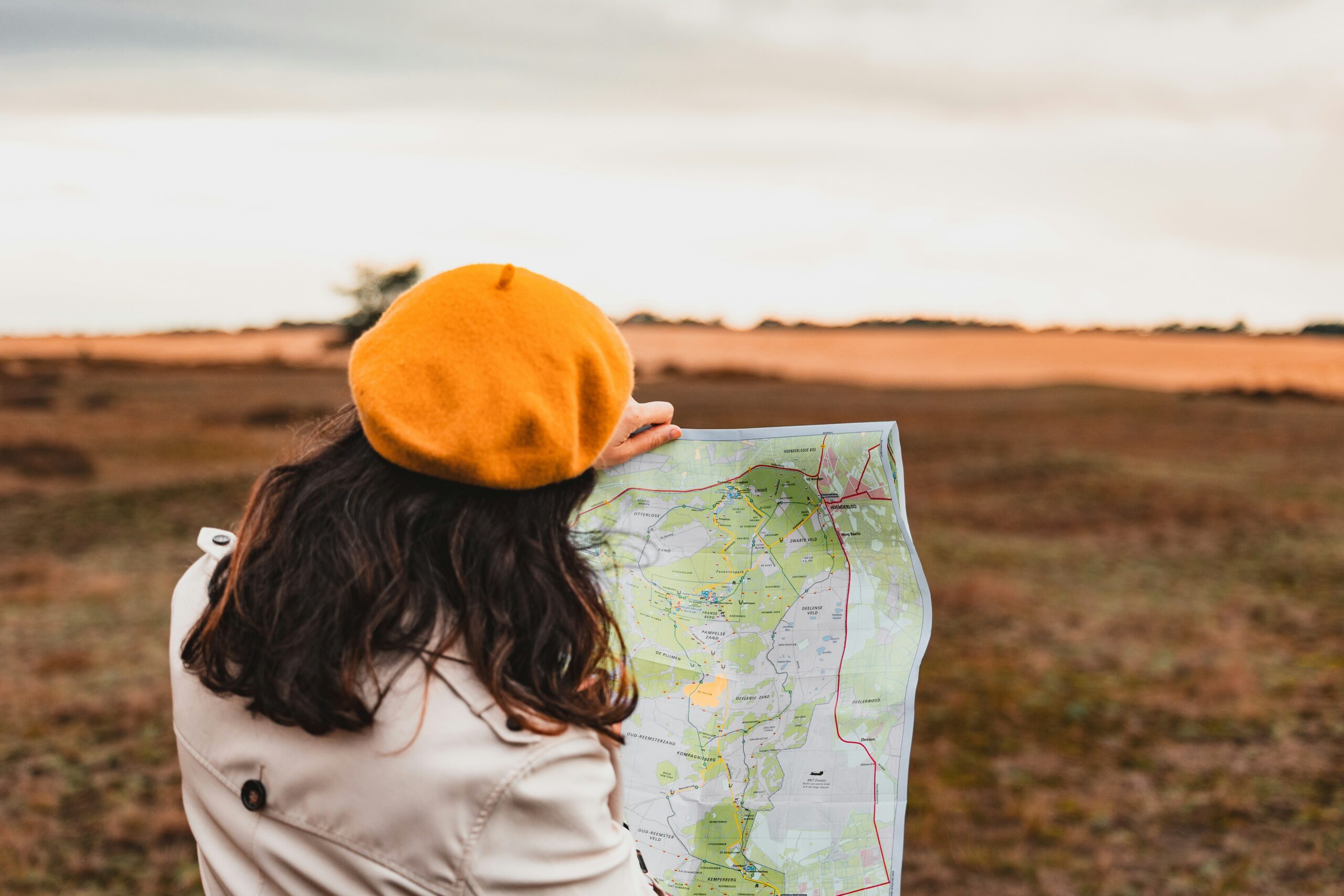 地図を手に旅先を考える女性