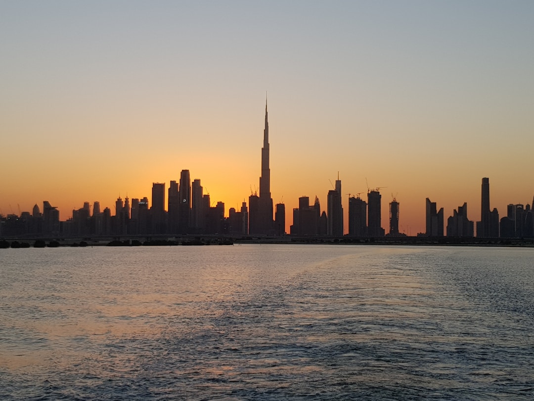 ドバイのスカイラインと水辺の夕景 – 世界最高水準リゾートが集まる街