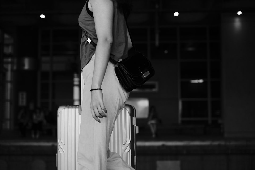 初めての海外旅行に出発する50代女性 – 最初の一歩が人生を変える