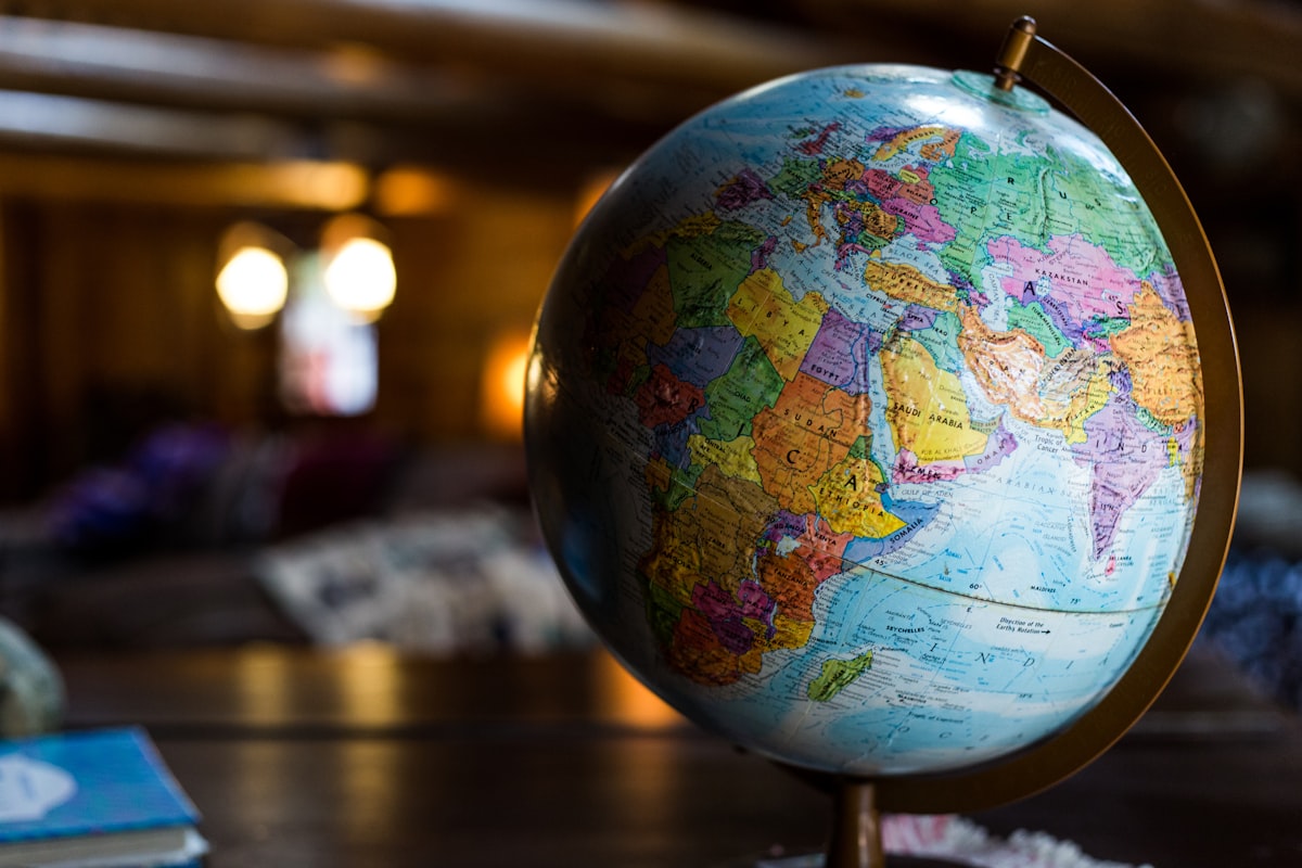 世界地図と旅行グローブ
