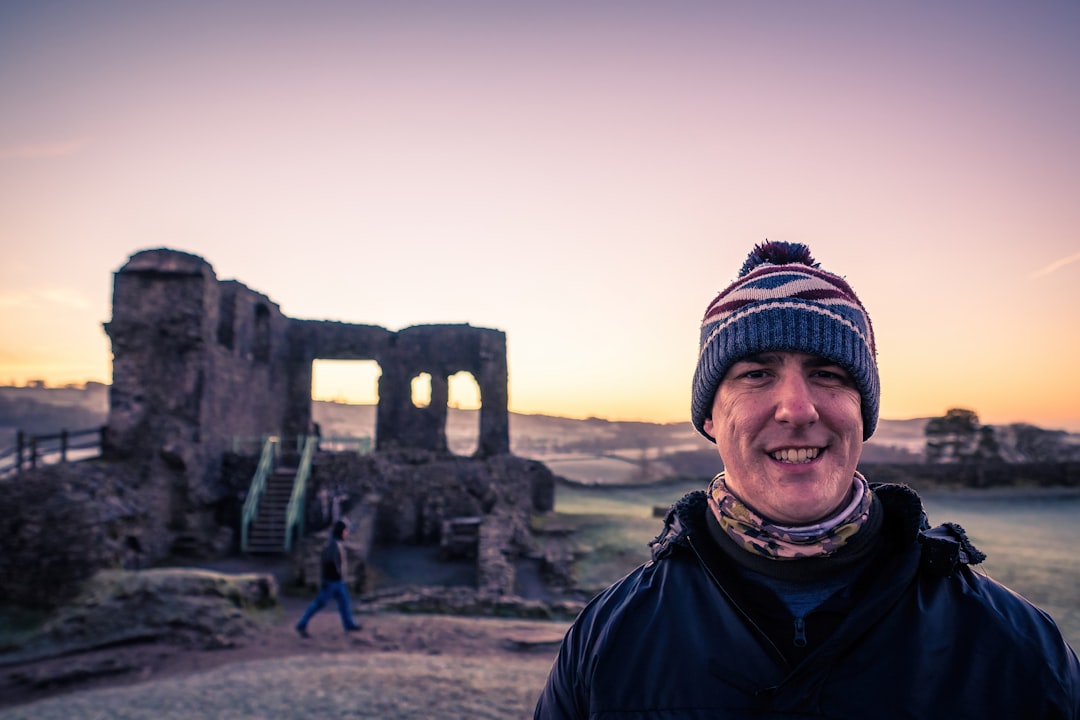 旅先で好奇心を取り戻す60代男性 – 旅行が生きがいをくれる