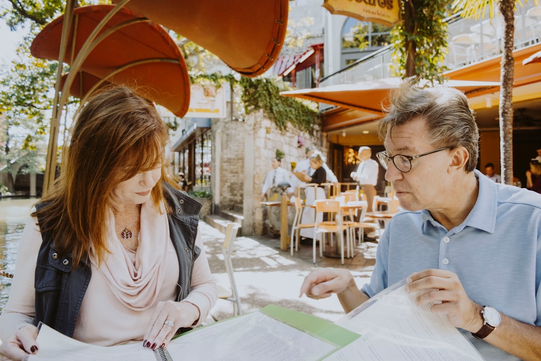 次の旅行を計画して笑顔のシニア夫婦 – 旅の計画が日常を豊かにする