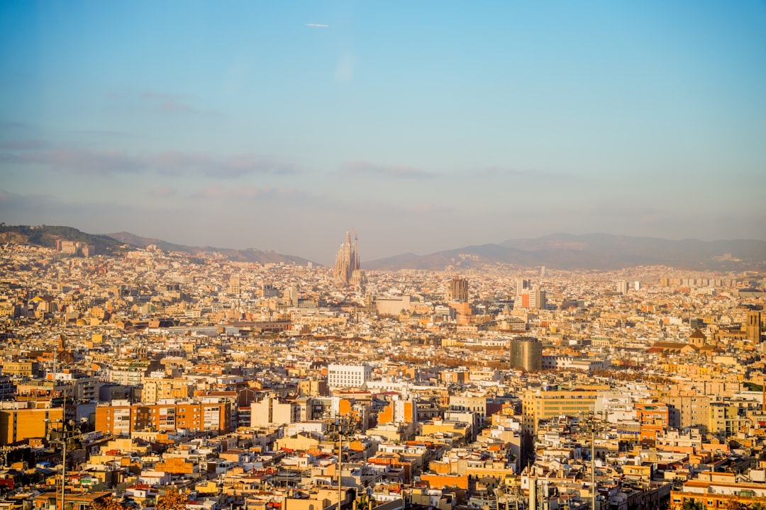 バルセロナの街並みとガウディ建築 – スペイン旅行の象徴的な風景